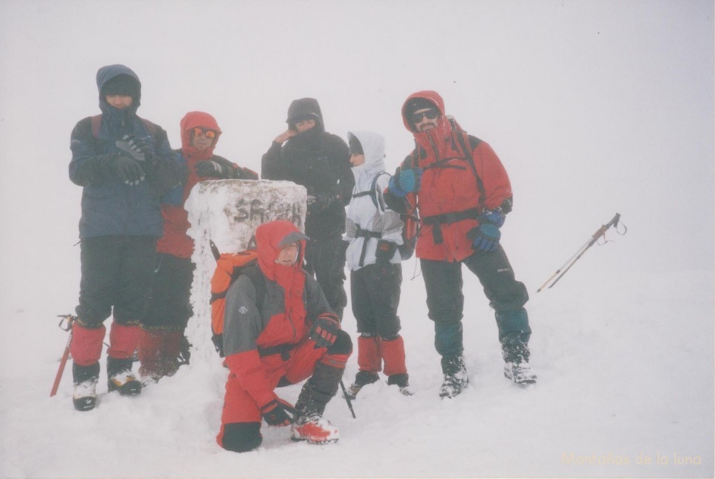 De izquierda a derecha: José Ángel, Quique, Fernando Pérez, Vivenç, María y Jesús Santana en la cima de La Sagra, 2.383 mts.